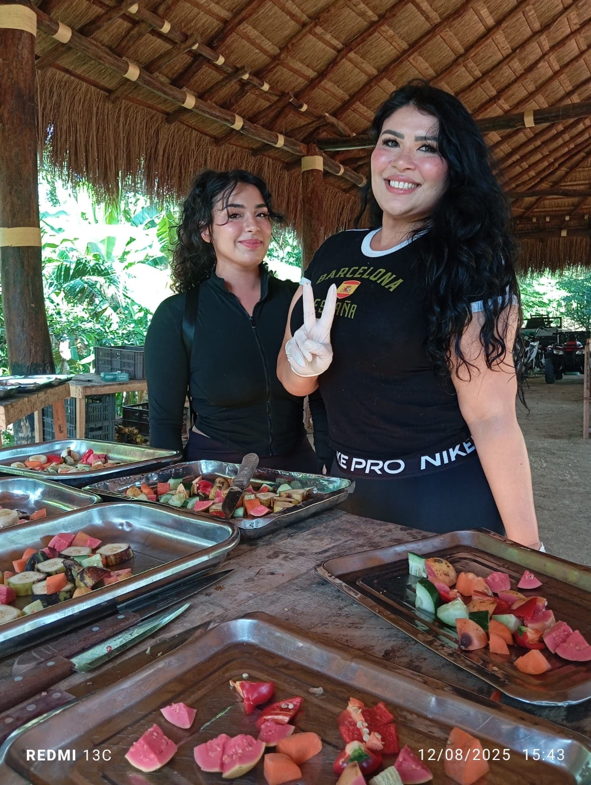 Frutas, flores y una jaula nueva en la reserva · 14