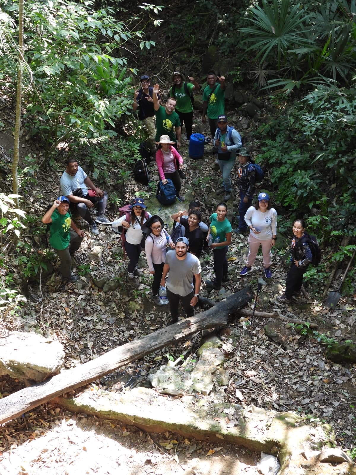 Grupo de caminantes en el sendero, visto desde lo alto