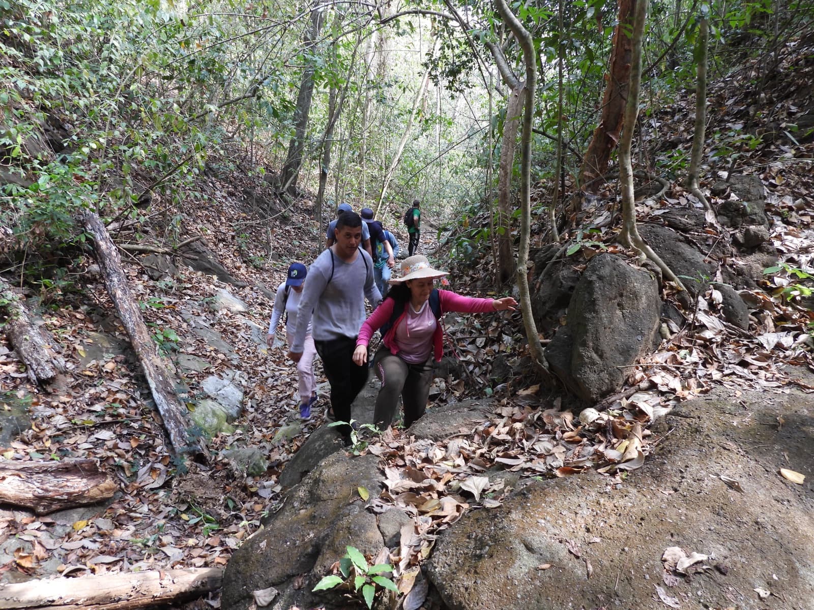 Dos participantes suben un tramo del sendero durante la caminata