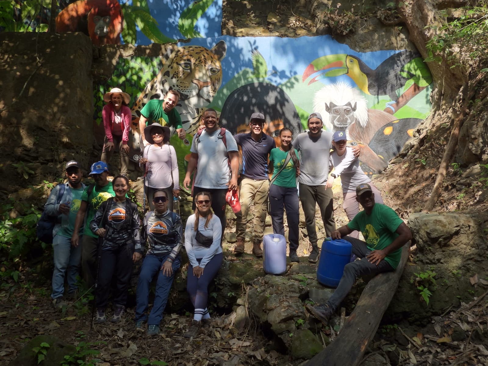 Grupo comunitario frente al mural de fauna, al final de la caminata